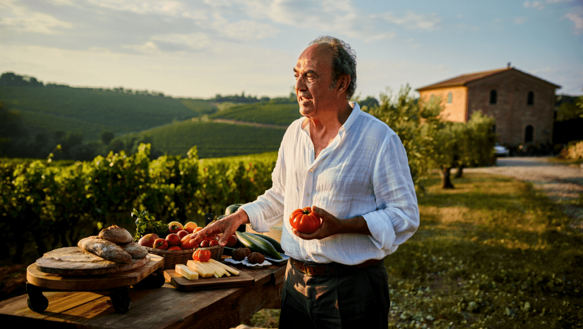 Società
Carlo Petrini ha immaginato un’utopia e l’ha trasformata in realtà
Pensatore e fondatore di Slow Food, ha passato la vita a diffondere un semplice e fondamentale messaggio: l'industria e la velocità sono il problema, il piacere e la lentezza la soluzione.