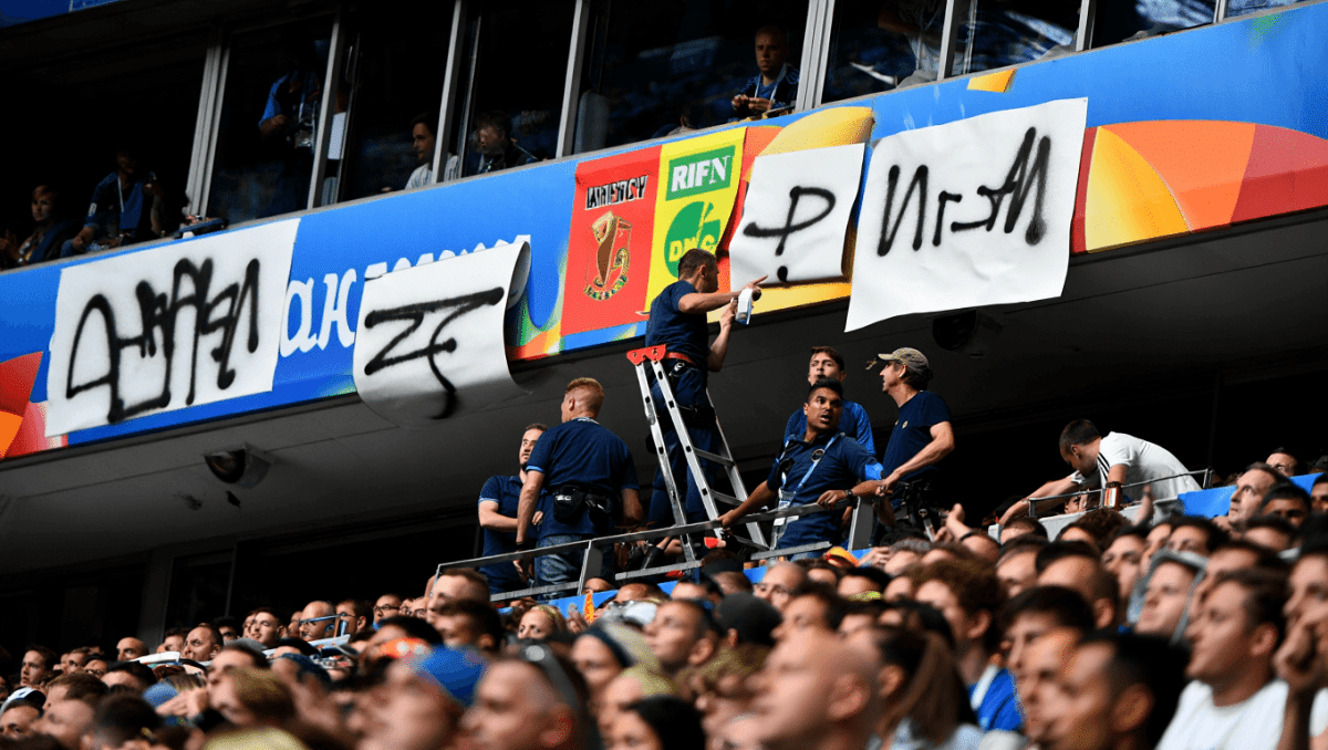 La FIFA vuole coprire tutti i loghi dei brand con cui non ha accordi commerciali negli stadi del Mondiale, ma di questi loghi ce ne sono troppi e non ci sta riuscendo