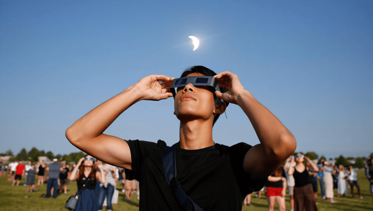 Eclissi solare del 12 agosto, rischio per gli occhi: quali occhiali usare e cosa non fare