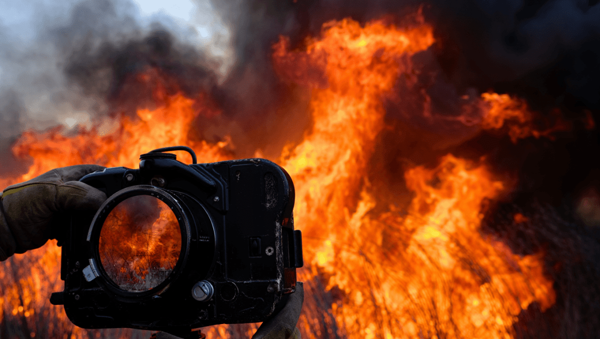 Incendi Francia, il video in prima persona di un vigile del fuoco mostra l'inferno delle fiamme in Gironda