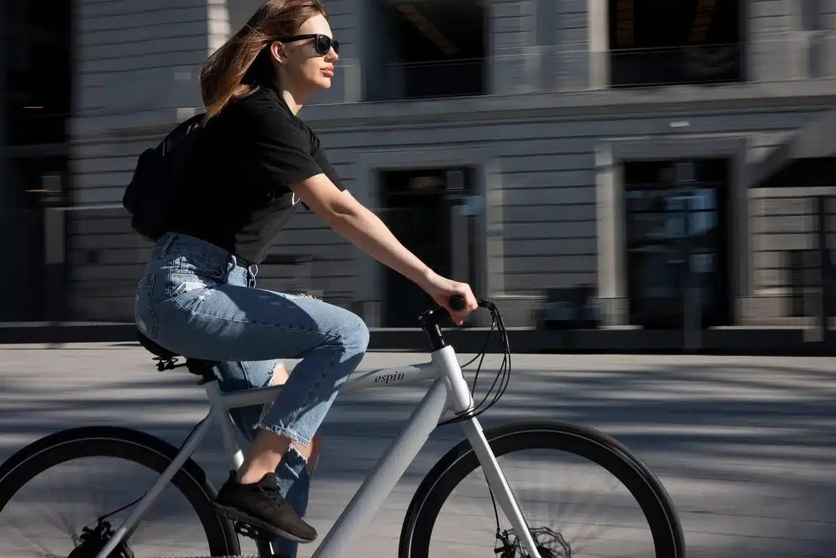 Particolare di e-bike con equipaggiamento tecnico per pattugliamento urbano