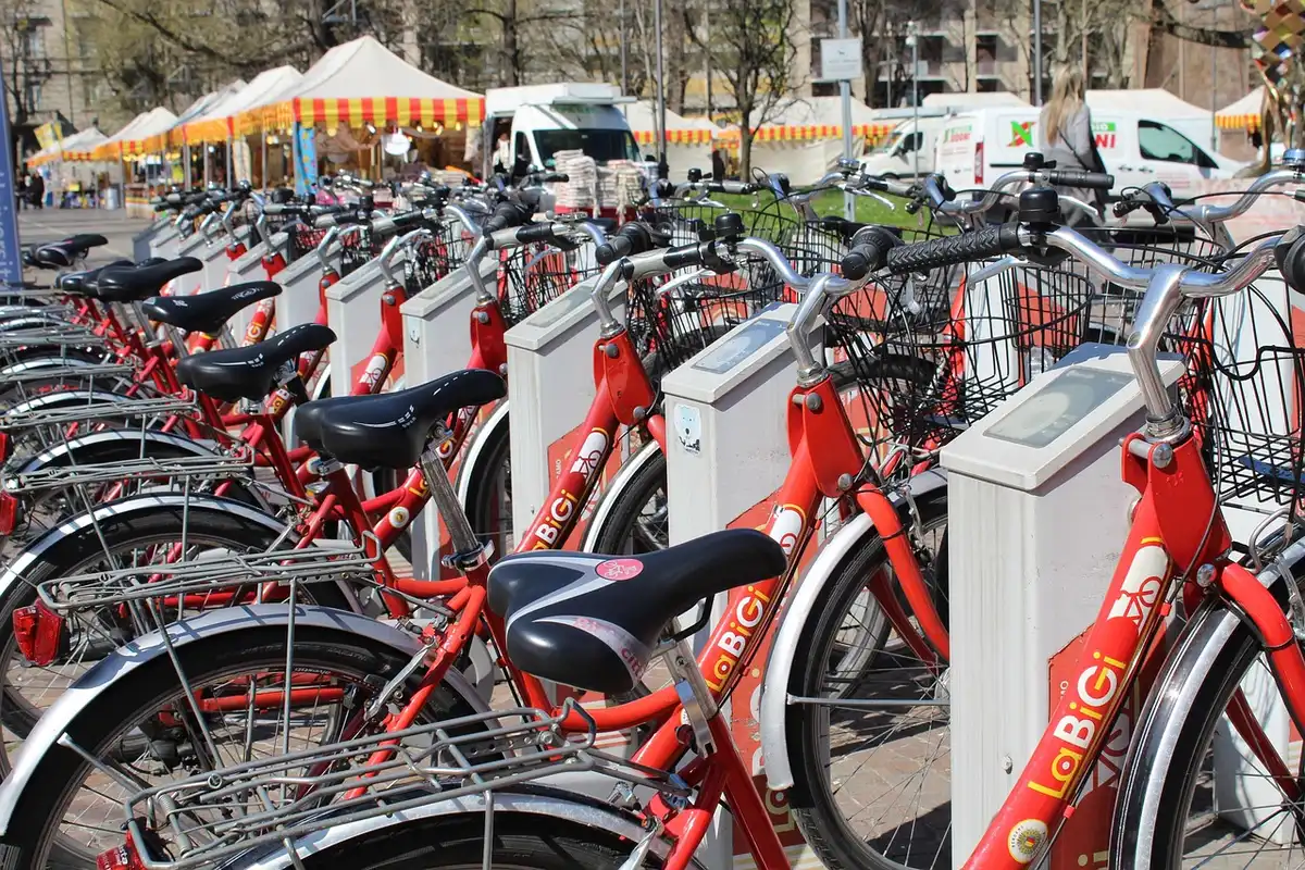 Pattuglia in bicicletta elettrica percorre lungomare di centro storico con turisti