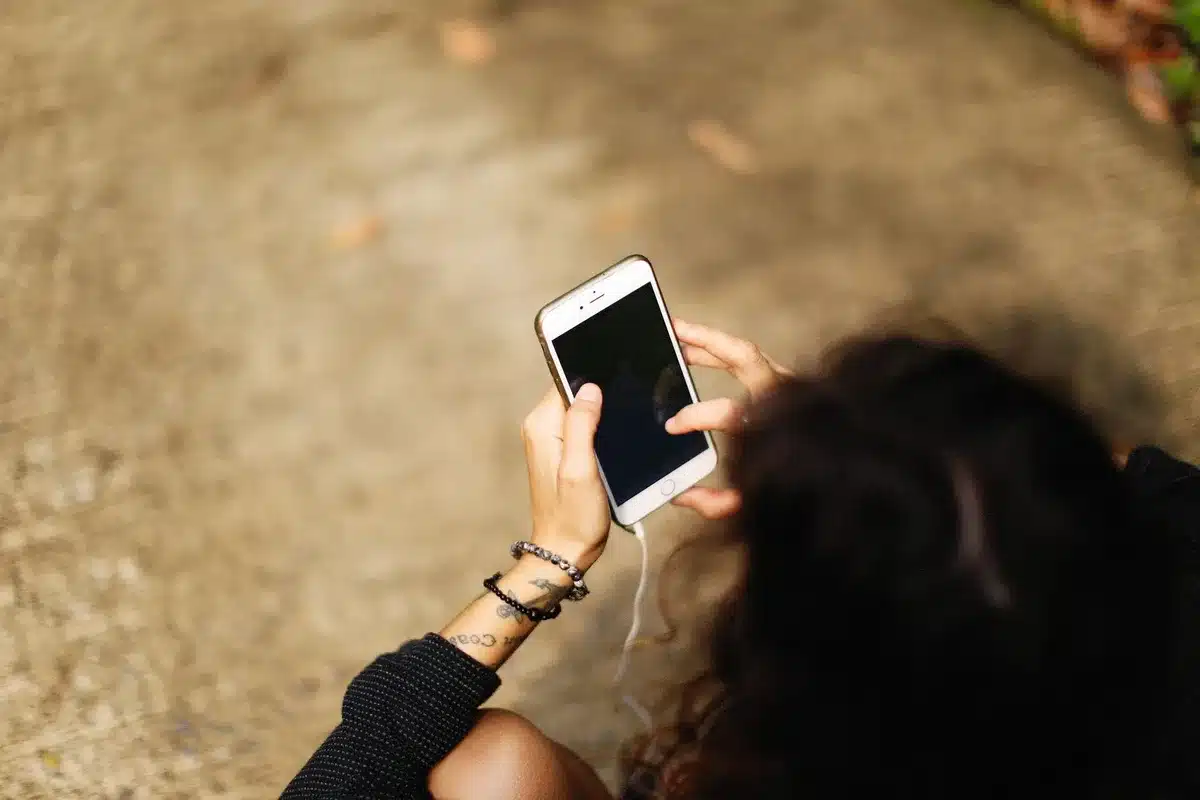 Giovane che si allontana consapevolmente dal telefono durante un percorso di disintossicazione digitale guidata