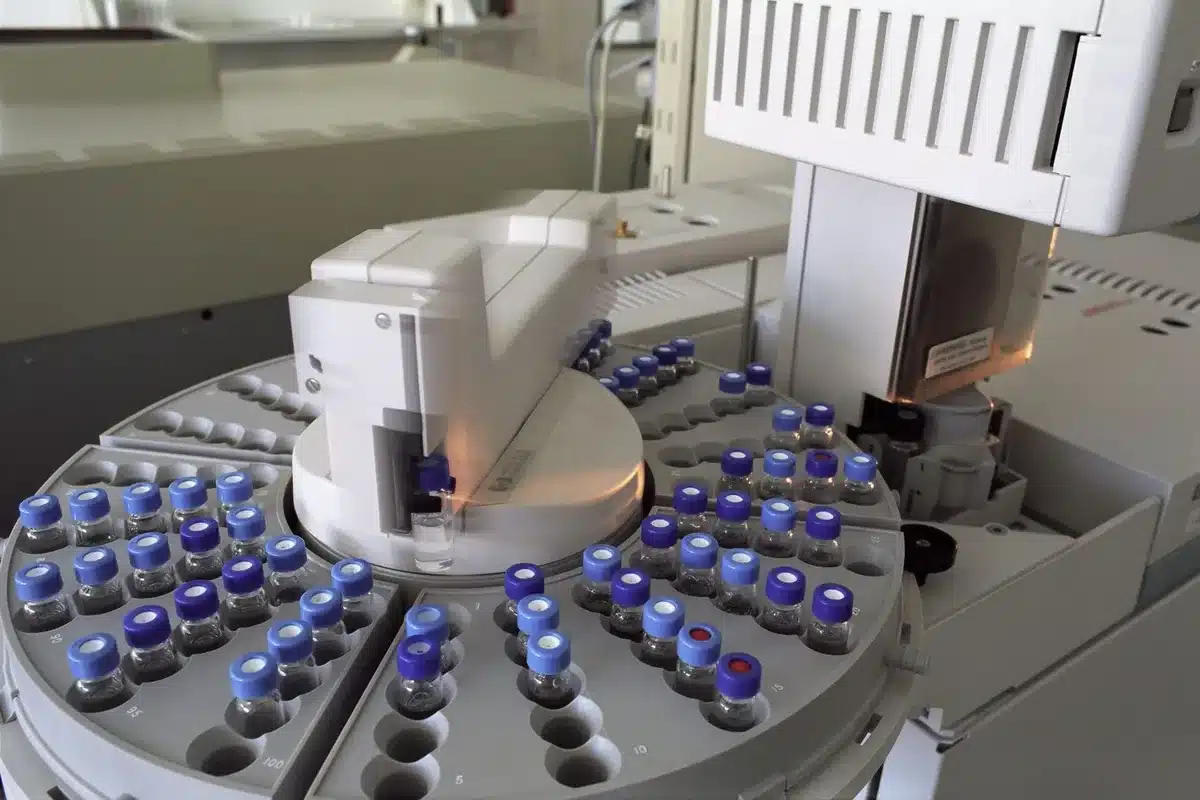 Strumenti di laboratorio per l'analisi degli isotopi di carbonio nei semi antichi