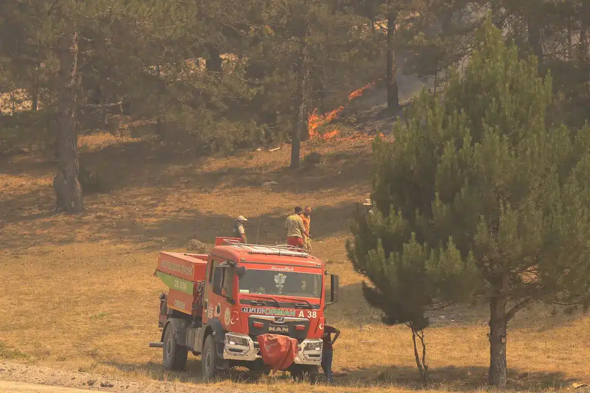 Vigili del fuoco che combattono un incendio con raffiche di vento turbolento