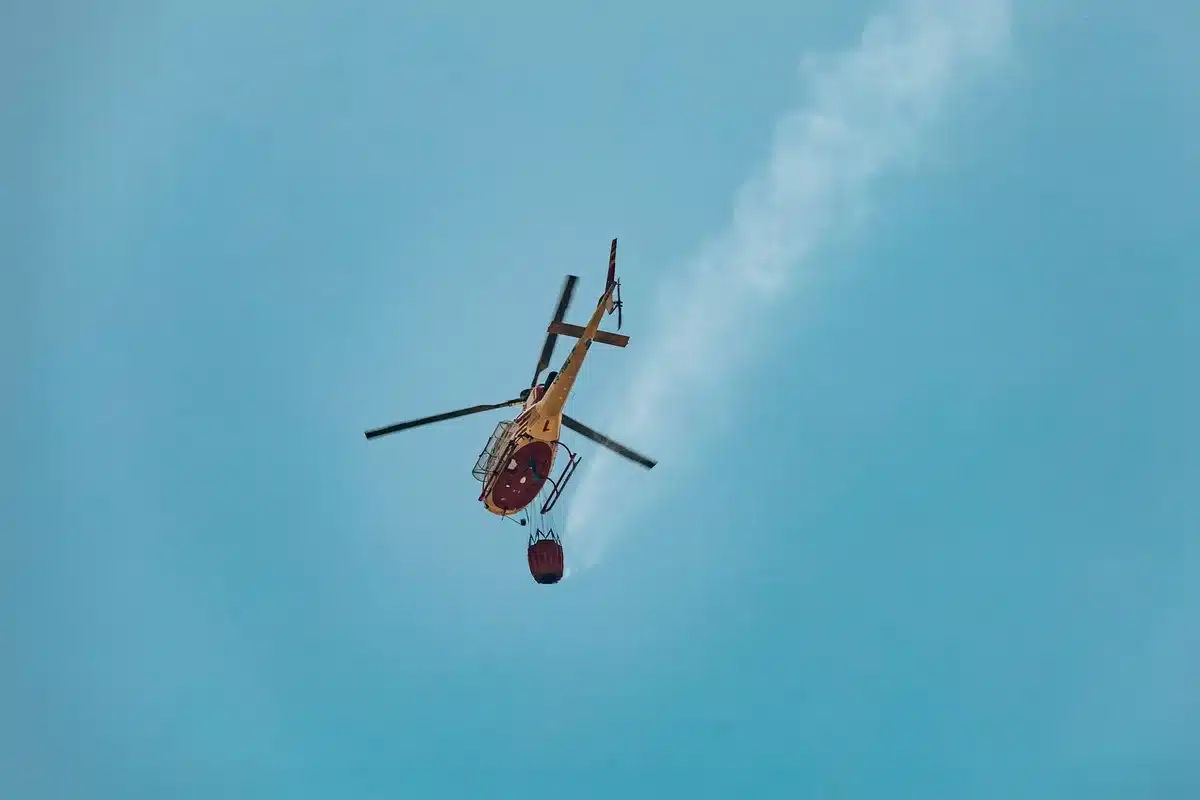Squadre di vigili del fuoco e aerei antincendio al lavoro durante le operazioni di spegnimento