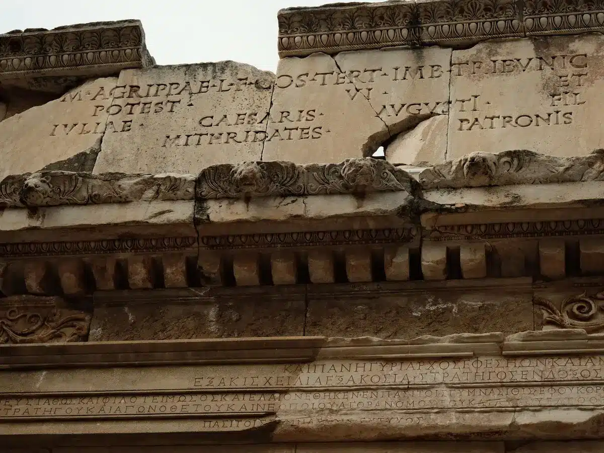 Rappresentazione schematica di una civiltà antica in espansione con simboli di diverse culture e lingue