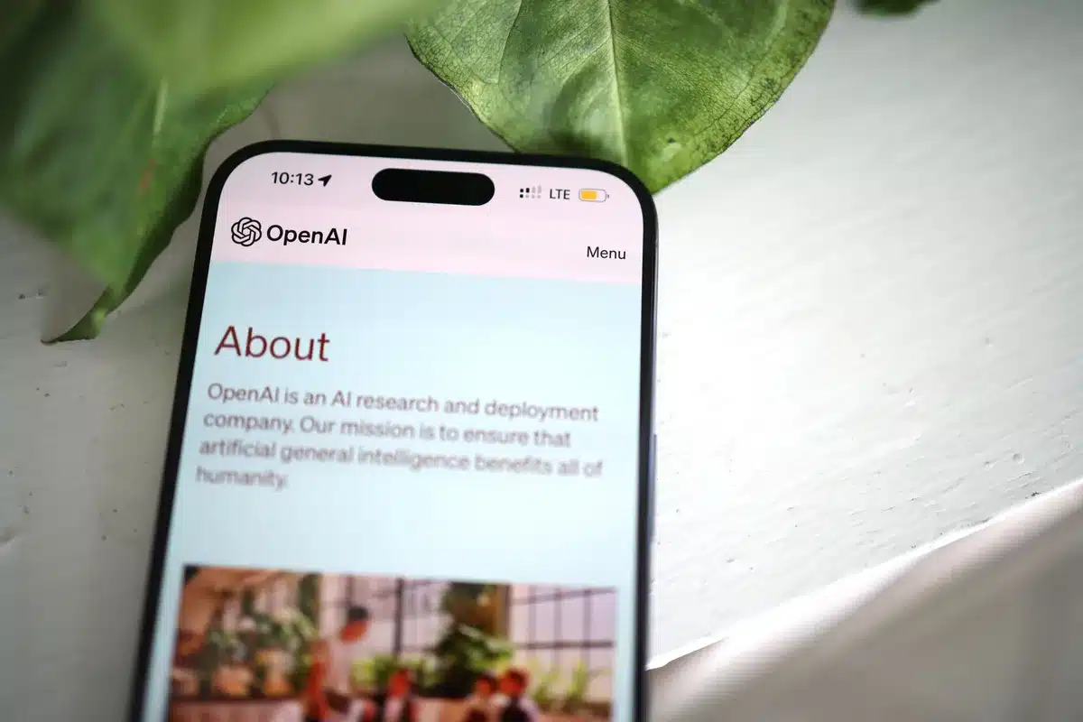 Schermo di smartphone che mostra interfaccia con funzioni di intelligenza artificiale e editing fotografico