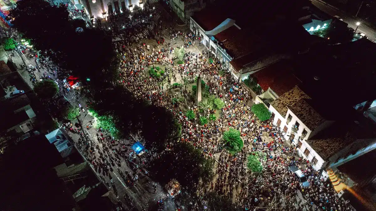 Folla di persone radunate in uno spazio pubblico per un evento comunitario.
