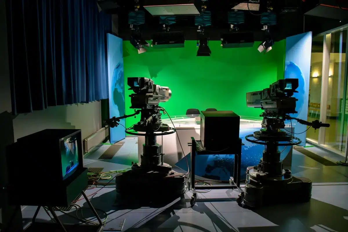 Studio televisivo con schermi e attrezzature per la trasmissione di notizie