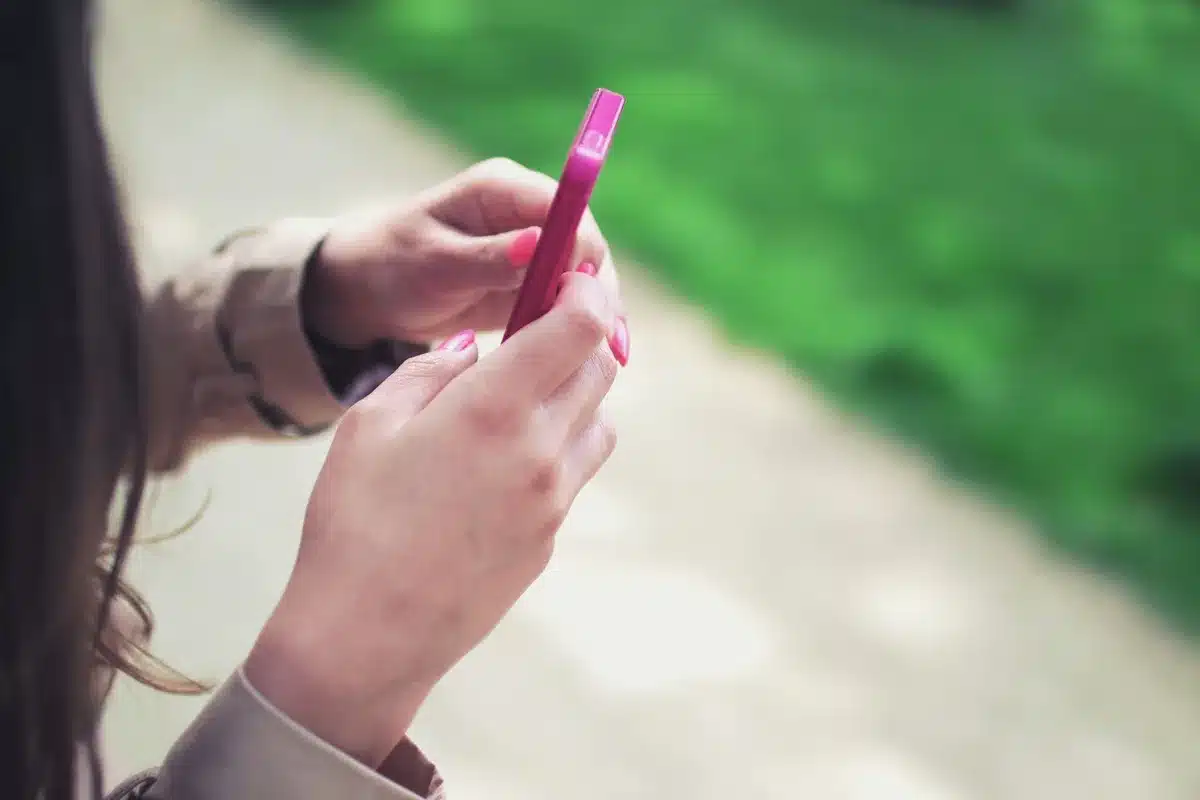 Persone che utilizzano smartphone e social media per comunicare