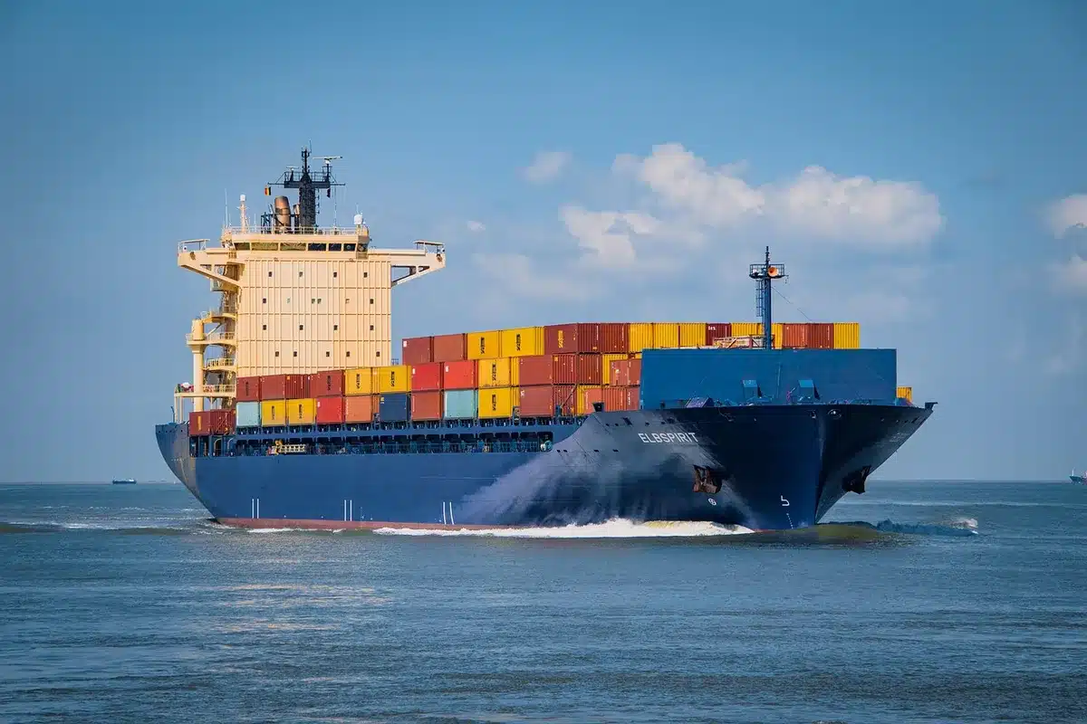 Nave cargo che naviga in rotta attraverso l'oceano internazionale verso il Sud-Est asiatico