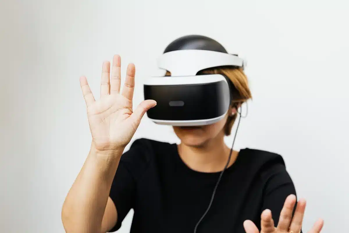 Occhiali intelligenti con fotocamera integrata e connettività wireless