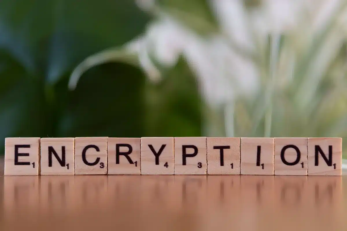 Schermo con simboli di sicurezza, crittografia e protezione dati
