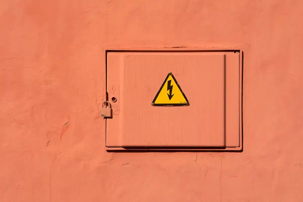 Smartphone con simbolo di lucchetto e avvertimento di privacy sullo schermo
