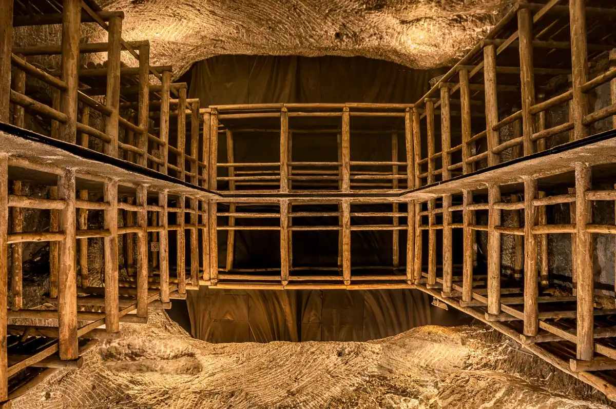 Scavi archeologici in grotta che mostrano strati di cenere e sedimenti depositati nel tempo
