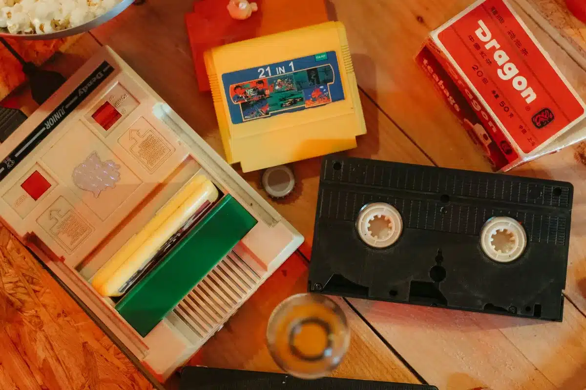 Collezione di scatole originali di videogiochi su uno scaffale, con custodie colorate e ricordi di gioco