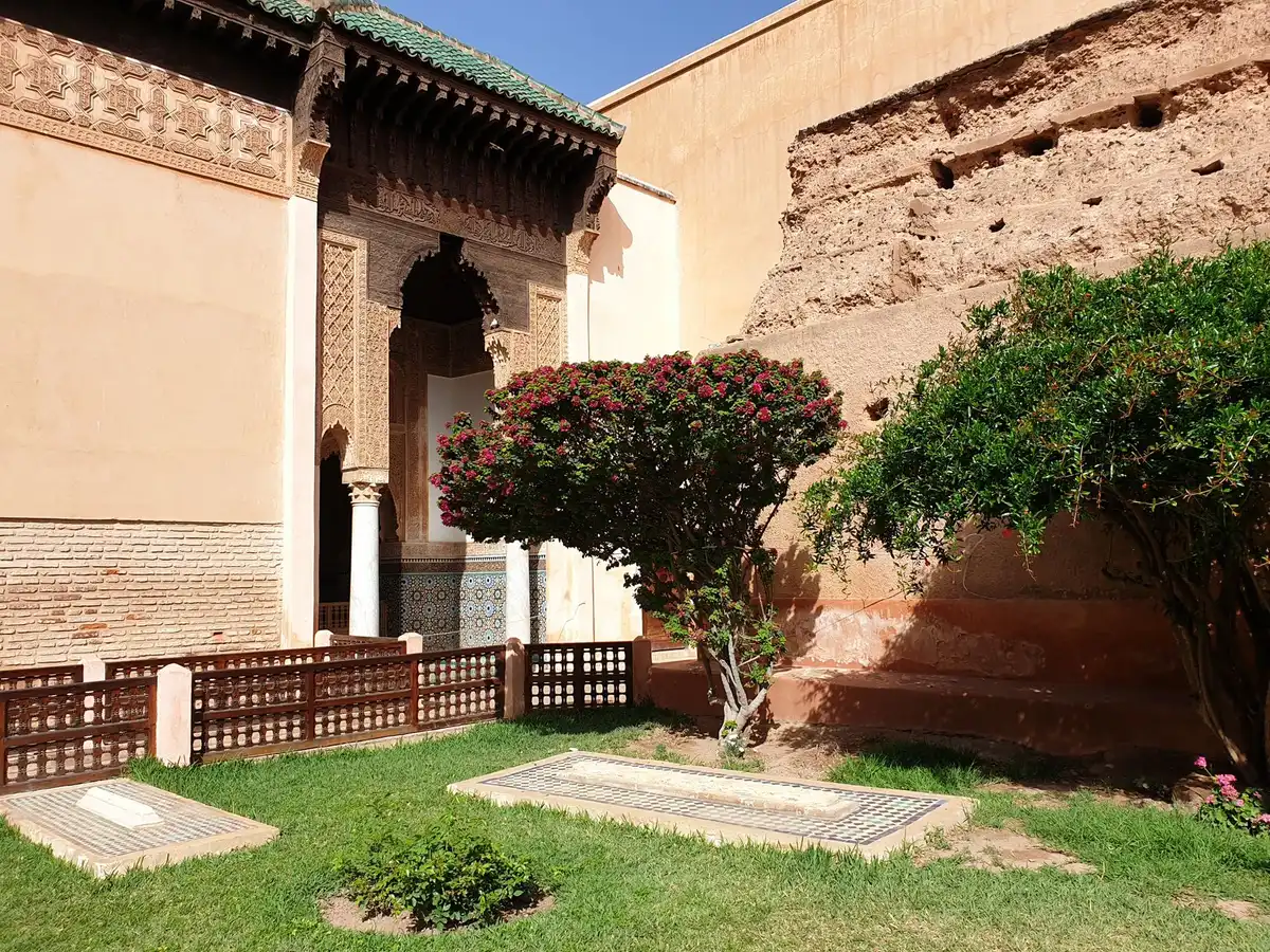 Struttura di una tomba egizia con cortile esterno, scale e cappella rupestre