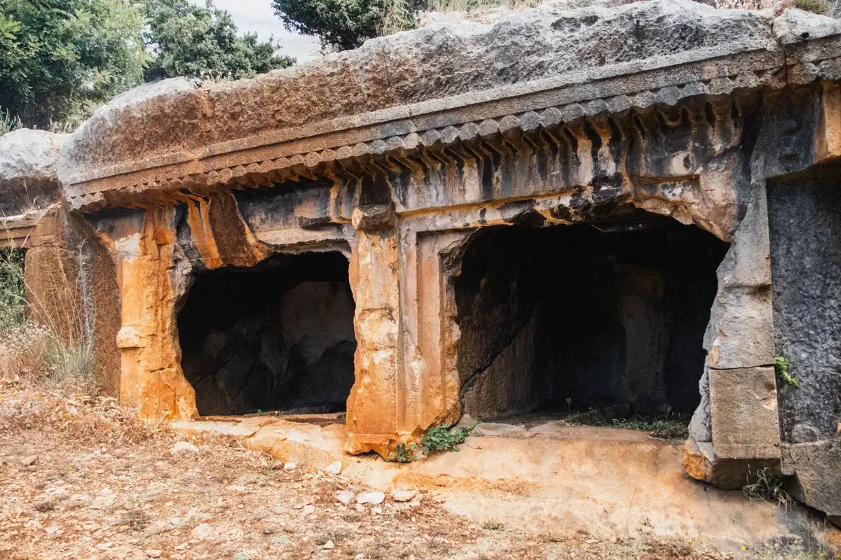 Dettagli di un antico dipinto parietale in una tomba egiziana con scene di offerte e rituali funerari