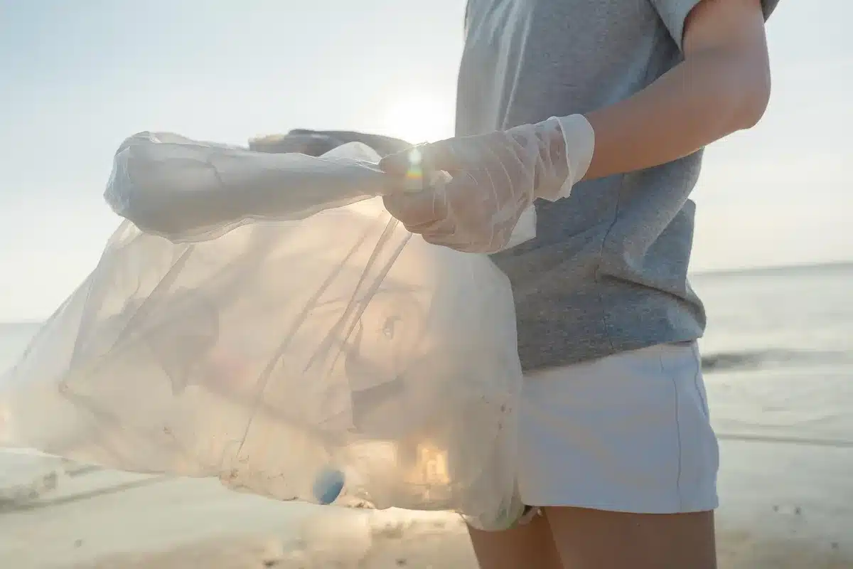 Immagine d'archivio di barili e scarico in mare nelle decadi passate