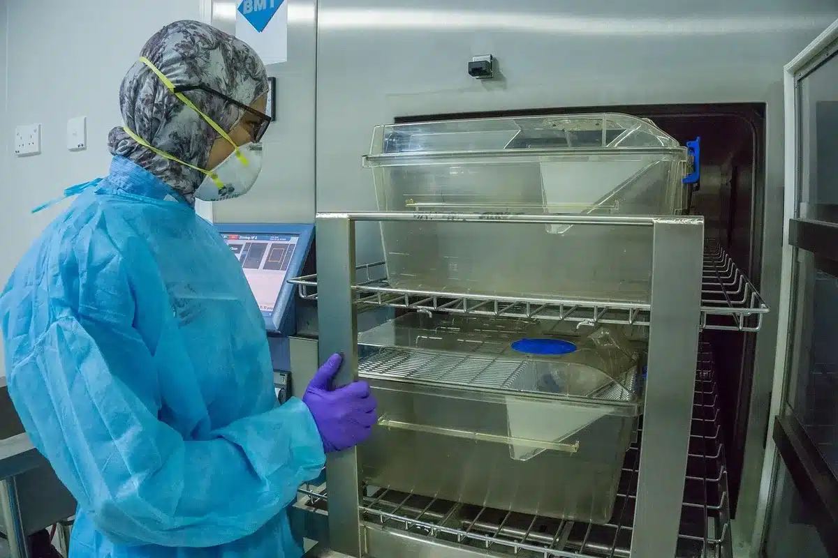 Ingresso laboratorio con cartelli di contenimento e dispositivi di sicurezza