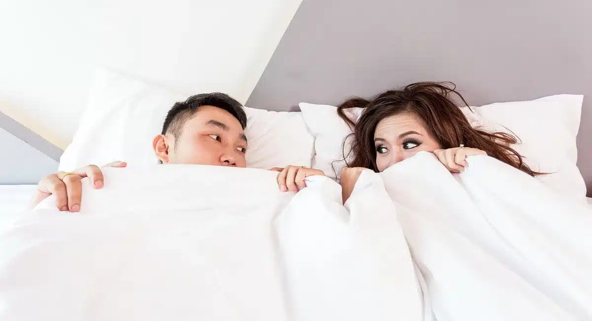 Camera ordinata con luci soffuse e routine serale di rilassamento prima di dormire
