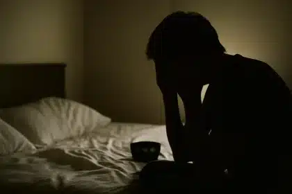 Ansia alle stelle: dormire poco scatena attacchi, ecco cosa succede al cervello