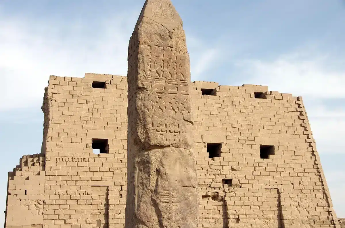 Percorso accessibile e rampa in un sito archeologico all'aperto