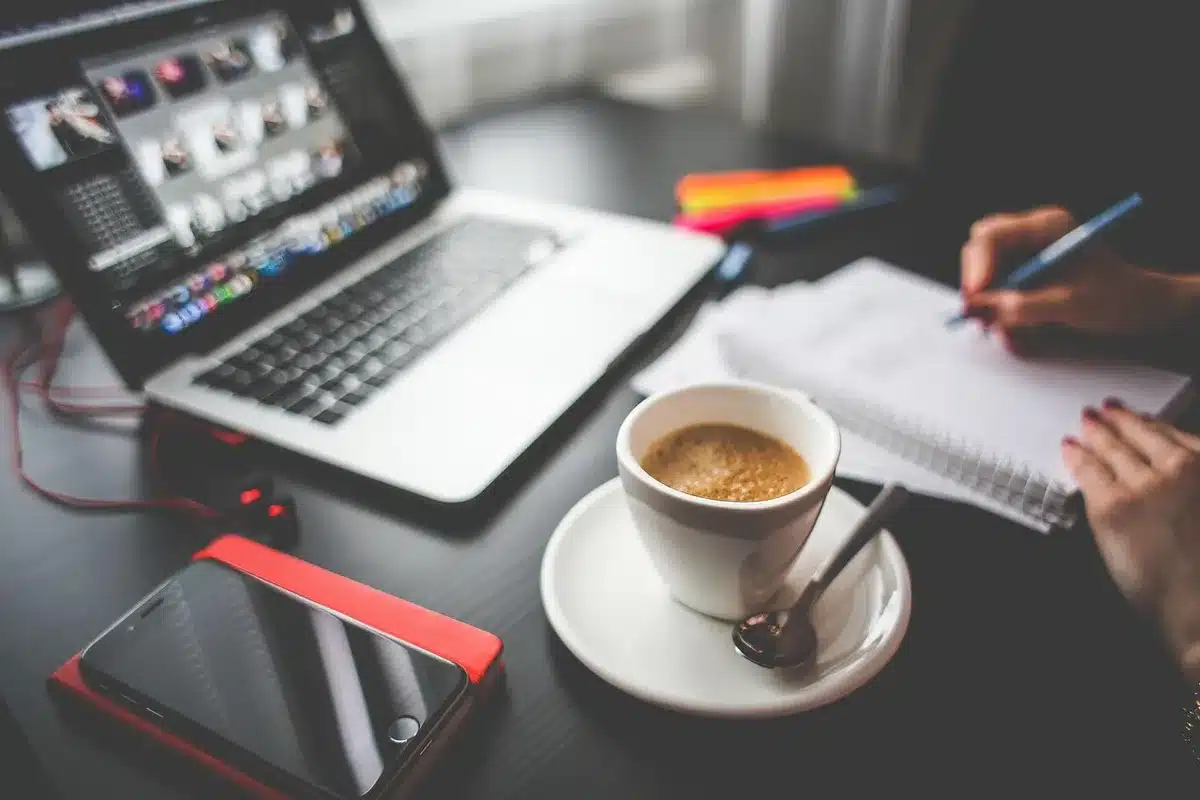 Banner promozionale su laptop e smartphone con una tazza di caffè sul tavolo