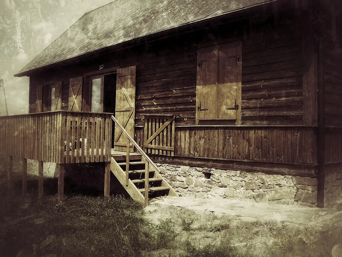 Case di un villaggio montano sommerse da detriti e acqua