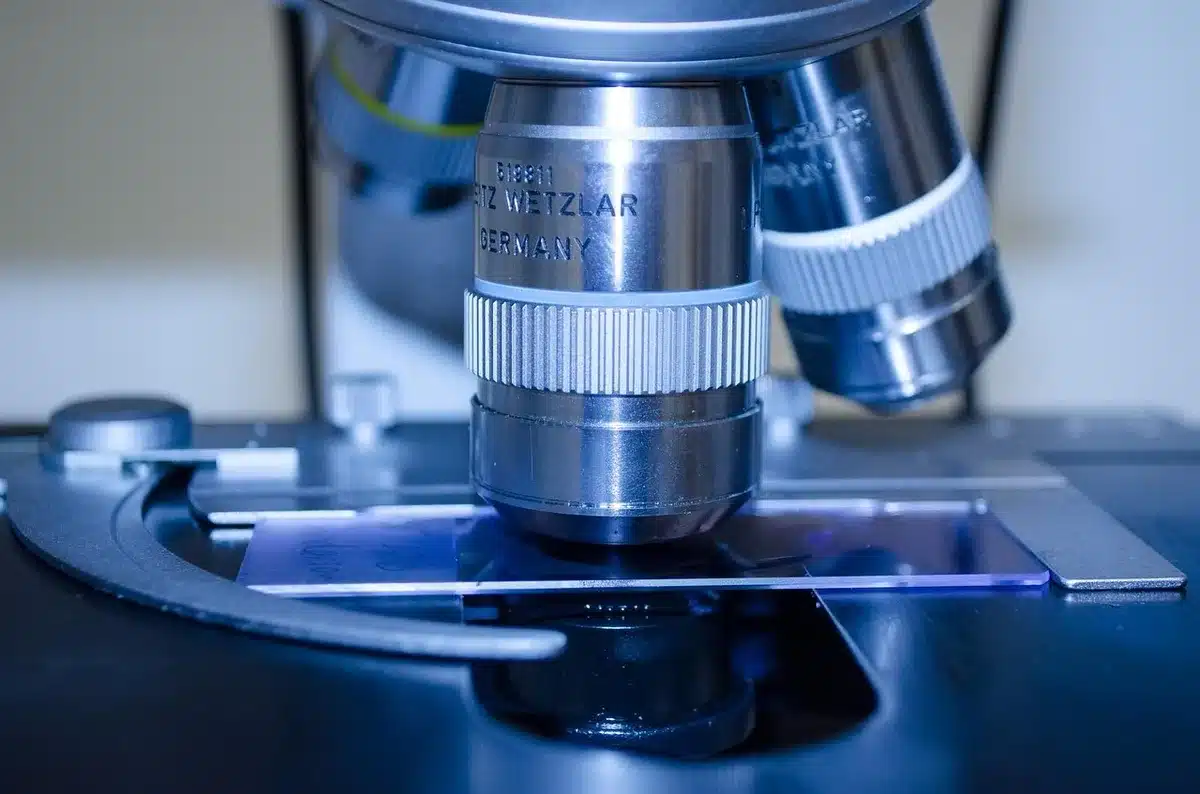 Elica di DNA che brilla su sfondo scuro di laboratorio, simbolo della ricerca genetica
