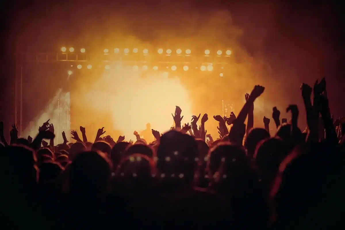 Palco vuoto e aree recintate di un festival annullato per maltempo
