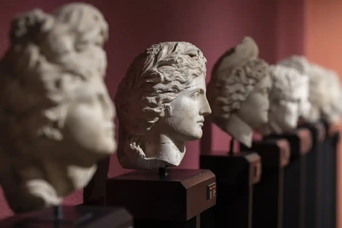 Reperti paleolitici esposti in museo, raffigurazioni di animali antichi