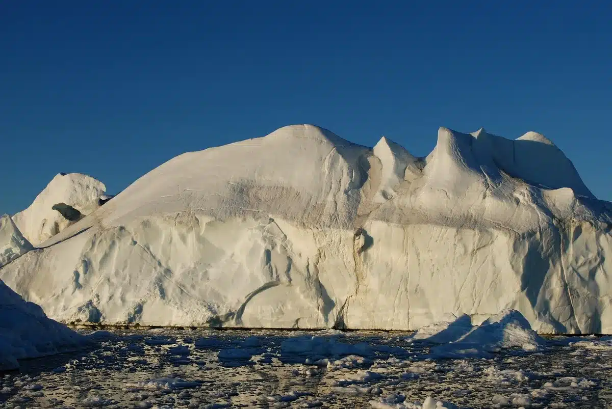 Iceberg tabulare di grandi dimensioni vicino alla lingua di ghiaccio Petermann