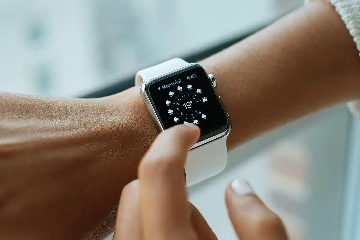 Smartwatch in ricarica wireless con batteria a lunga durata