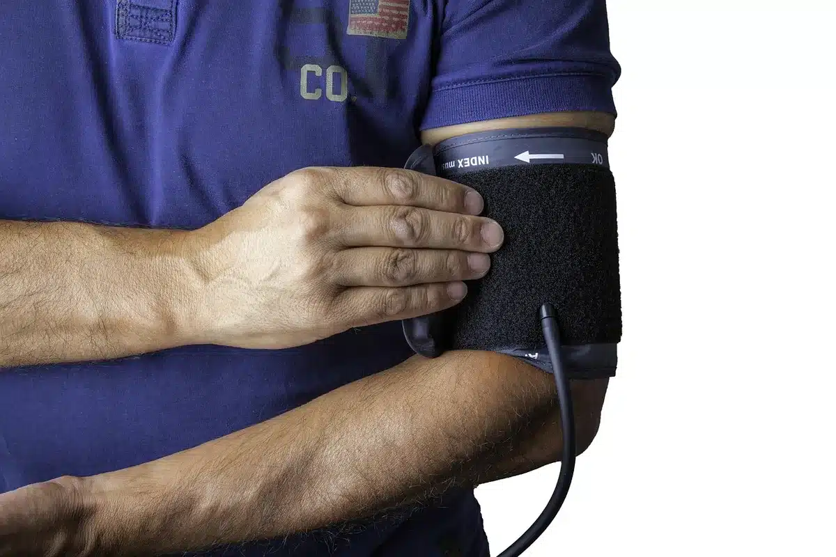 Sportivo che monitora i dati di allenamento e frequenza cardiaca