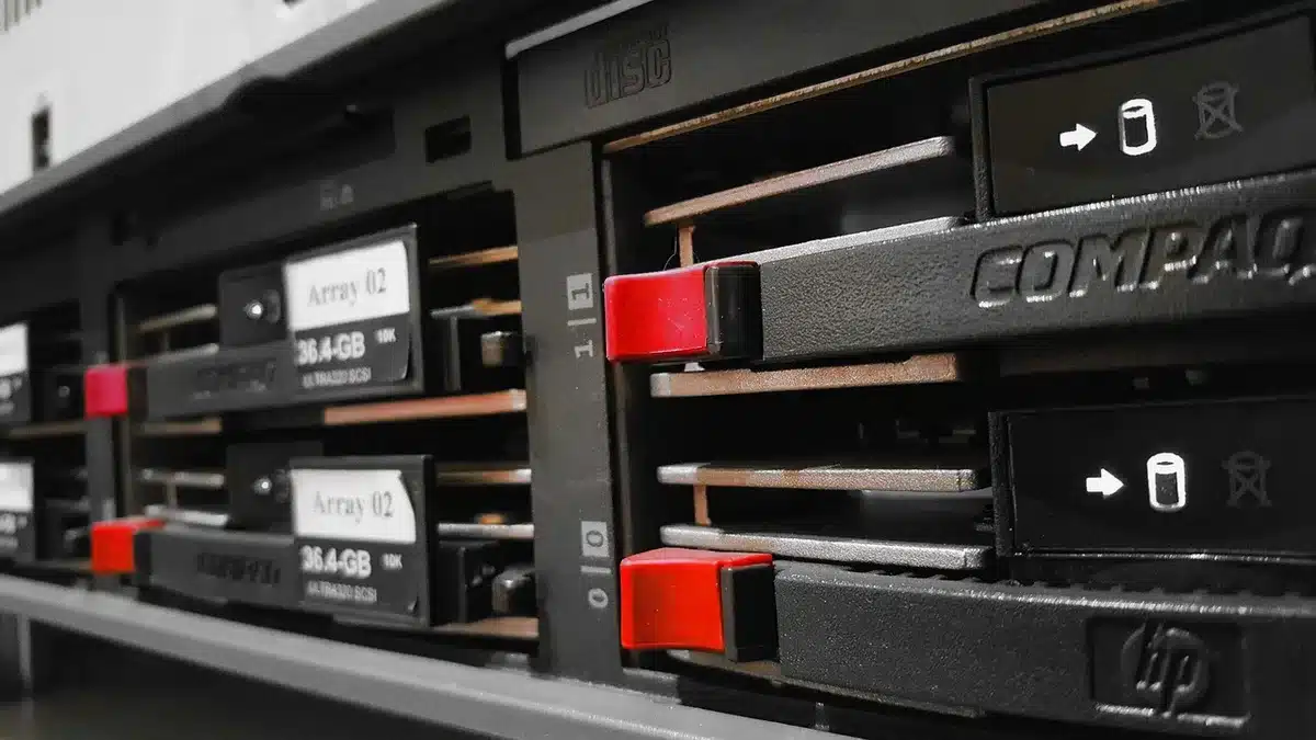 Concetto di privacy con lucchetto digitale sovrapposto a server