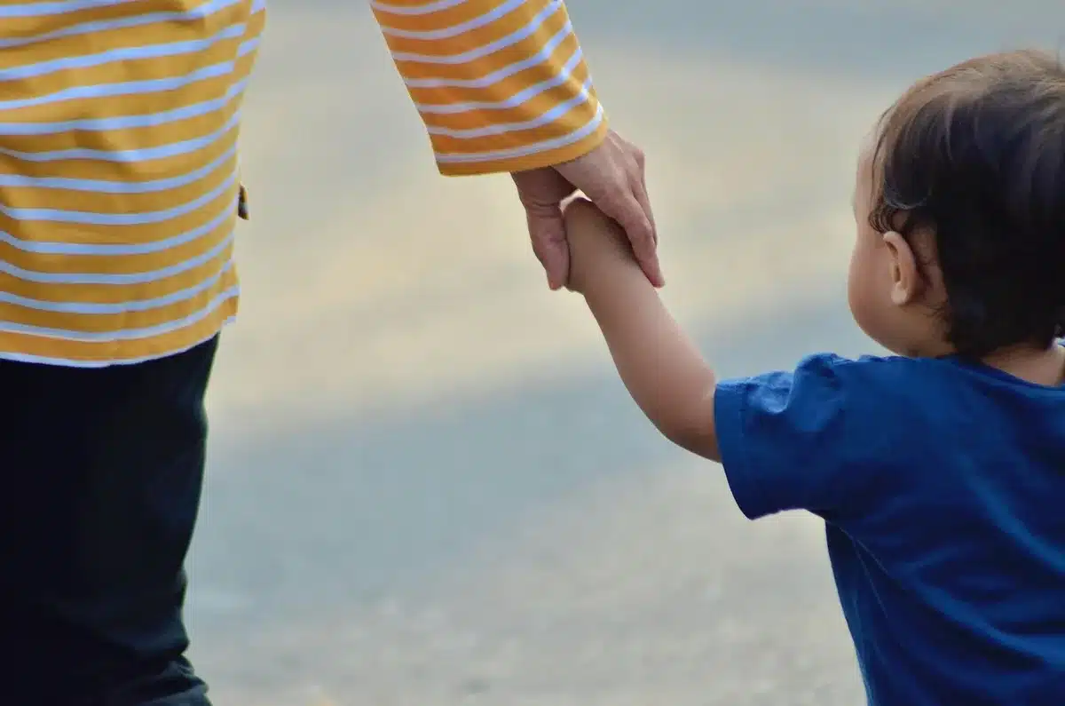 Genitori che leggono con un bambino seduto su un tappeto