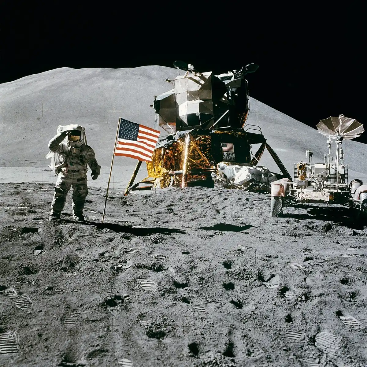 Ricercatori anonimi davanti a uno schermo che mostra modelli lunari