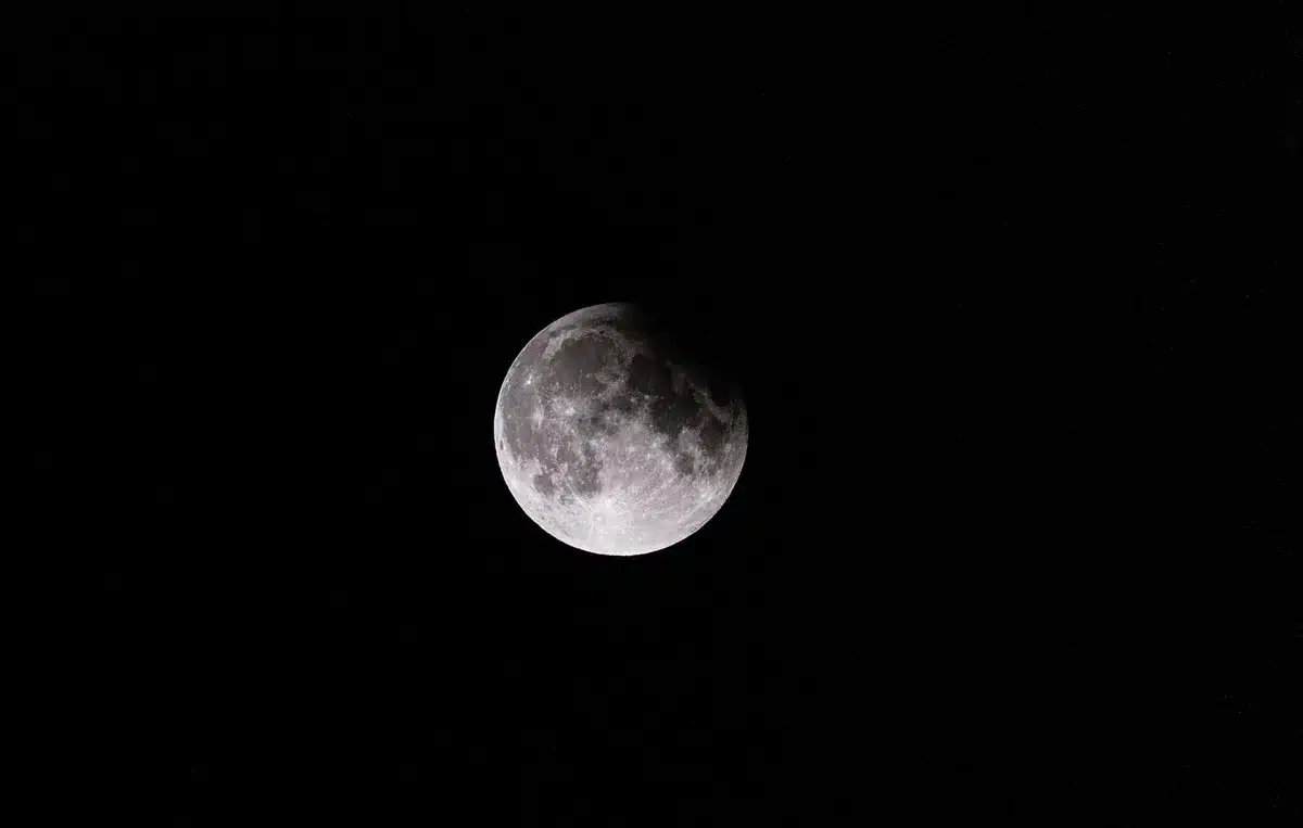 Modello di paesaggio lunare con proiezione di dati radar e mani anonime che indicano