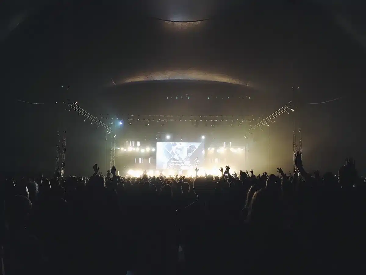 Palco da concerto vuoto con silhouette di persone in lontananza