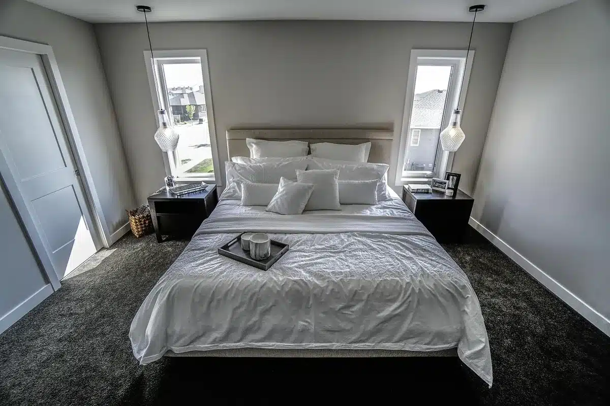 Camera da letto ordinata con luce soffusa che evoca sonno riposante
