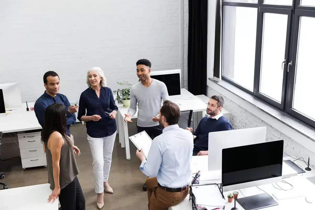 Team in ufficio con laptop e strumenti digitali che mostrano grafici