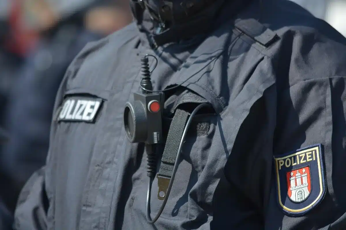 Ripresa in soggettiva da bodycam con corridoio urbano sullo sfondo