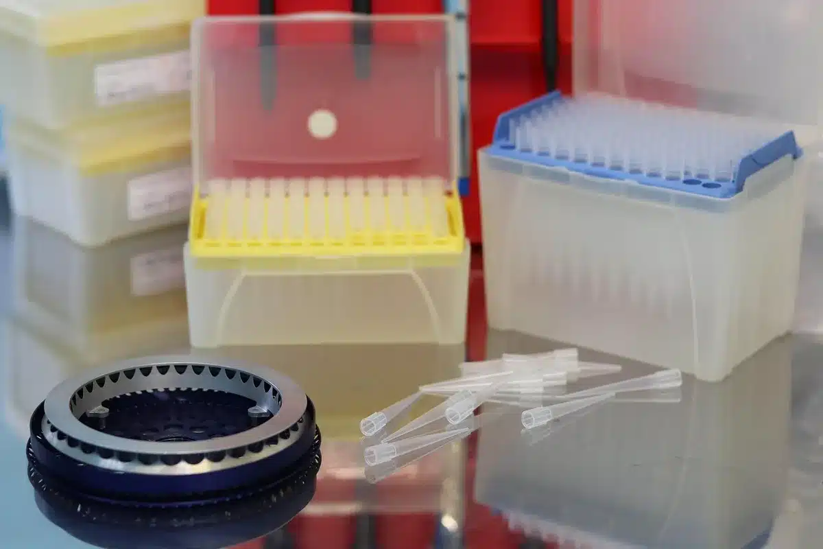 Ricercatori in laboratorio che preparano campioni per datazione