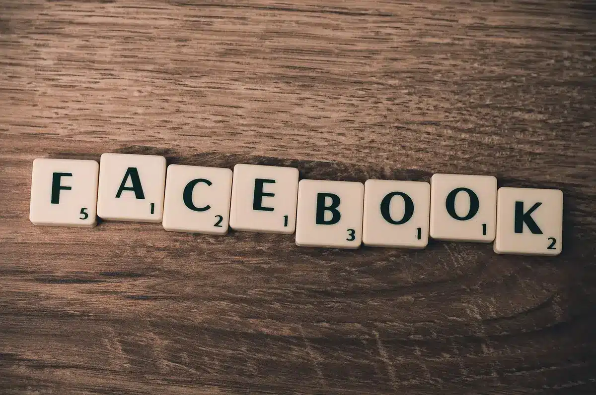 Proprietario di piccola impresa che utilizza strumenti digitali sul laptop