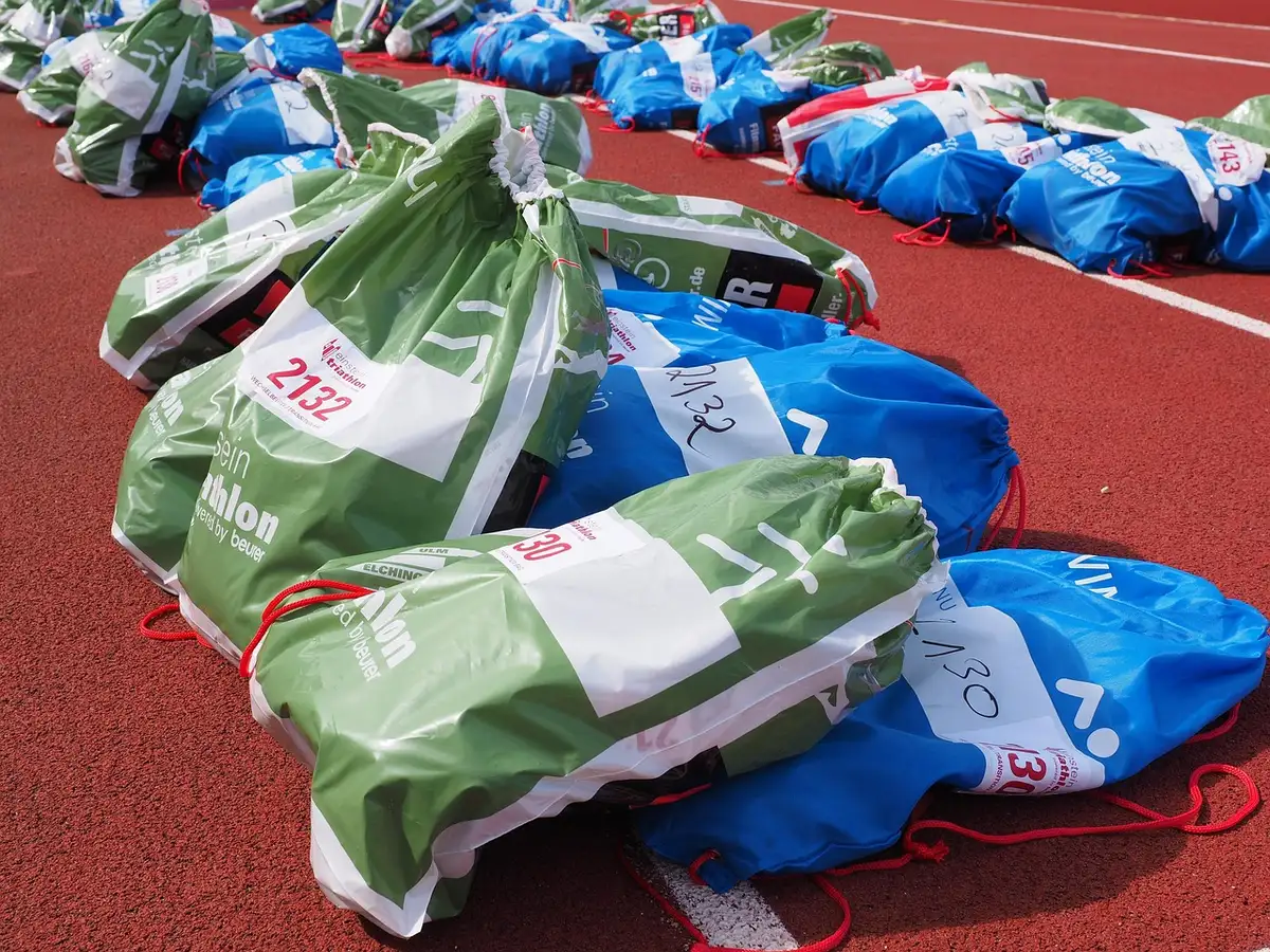 Scopa con sacchetto di plastica trasparente fissato alle setole, pronta per spazzare