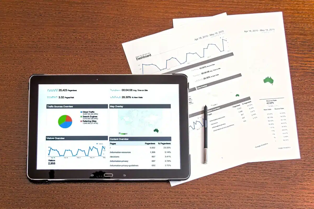 Ricercatore che analizza dataset scolastici su uno schermo