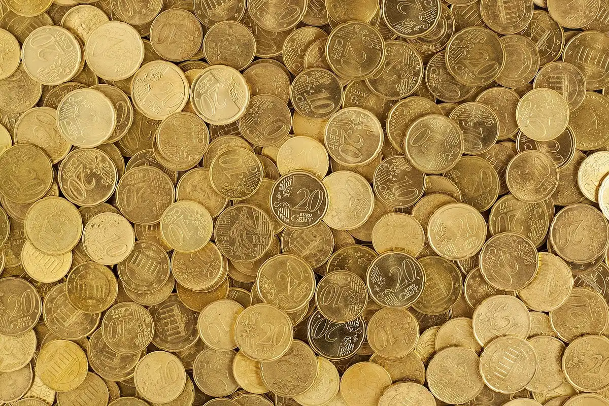 Documenti finanziari e foglio di calcolo con cifre relative ai benefici familiari
