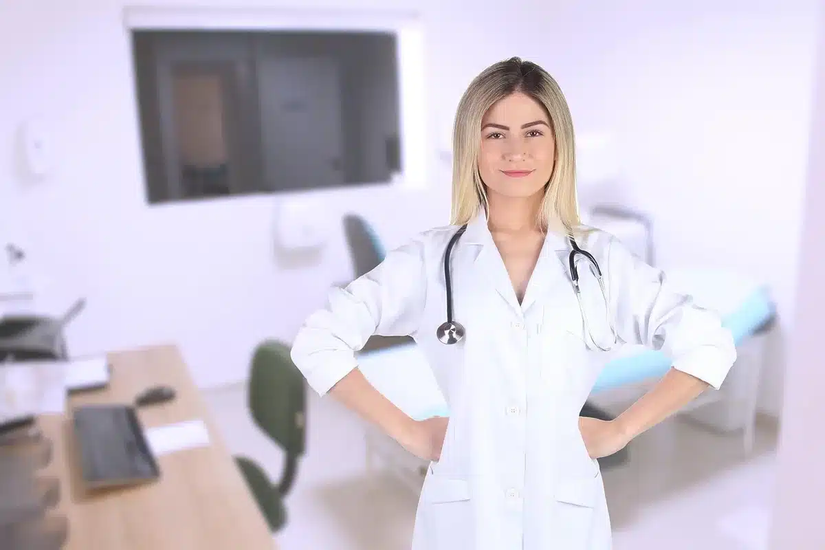 Coppia che guarda documenti delle spese di una clinica di fertilità
